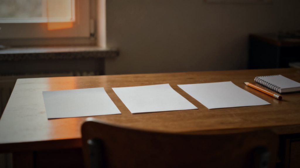 Drei leere Karten auf einem Schreibtisch als Merkhilfe, um Desinformation zu erkennen