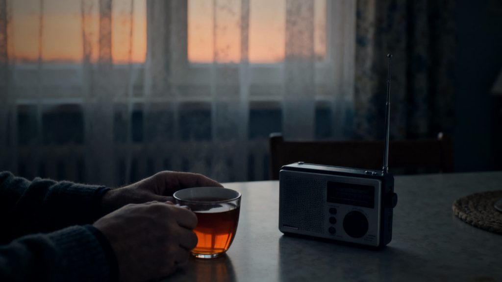 Pausa tranquila para tomar un té en la mesa, con una radio a pilas, después de una situación estresante